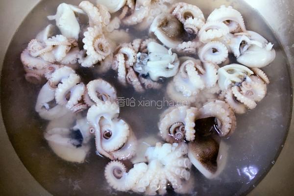 绿蔬墨鱼仔的做法图解1