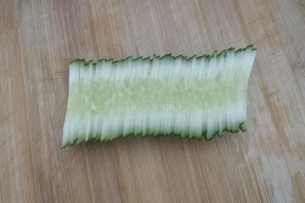 黄瓜花样拼盘的做法图解2