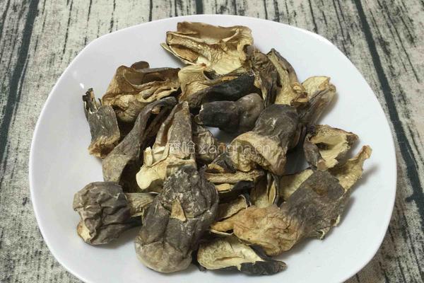 土猪肉海虾草菇汤的做法图解1