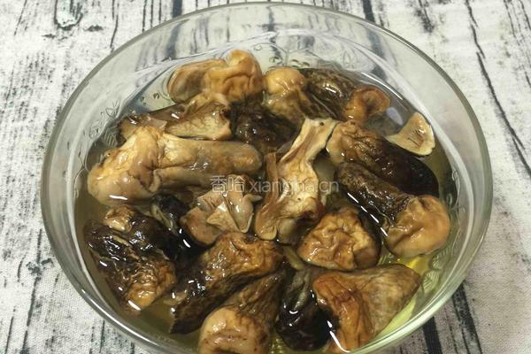 土猪肉海虾草菇汤的做法图解2