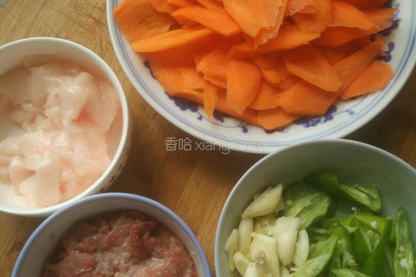 红萝卜炒瘦肉的做法图解2