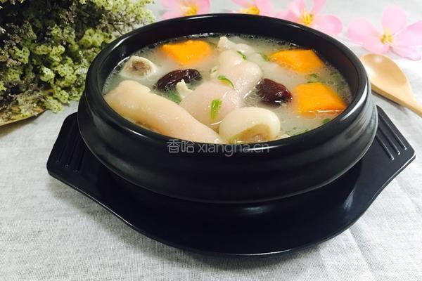 胡萝卜红枣猪蹄汤的做法图解1