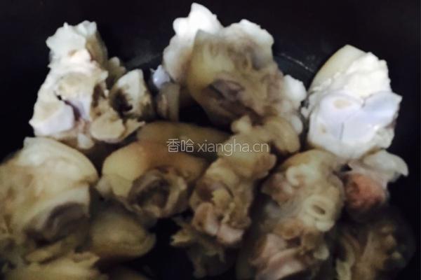 胡萝卜红枣猪蹄汤的做法图解6