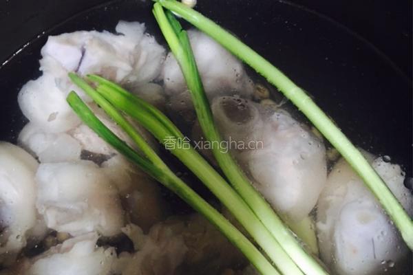 胡萝卜红枣猪蹄汤的做法图解9