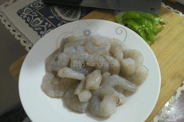 青豆玉米胡萝卜虾仁的做法图解1