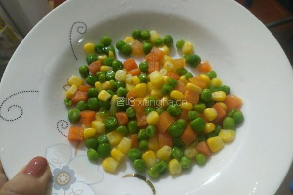 青豆玉米胡萝卜虾仁的做法图解2