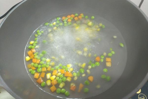 青豆玉米胡萝卜虾仁的做法图解3