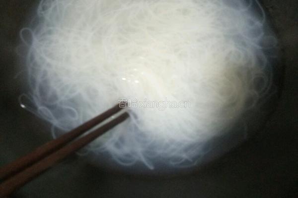 凉拌红薯叶粉丝的做法图解2