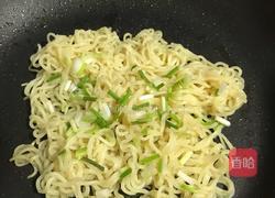 方便面蛋葱饼的做法图解3