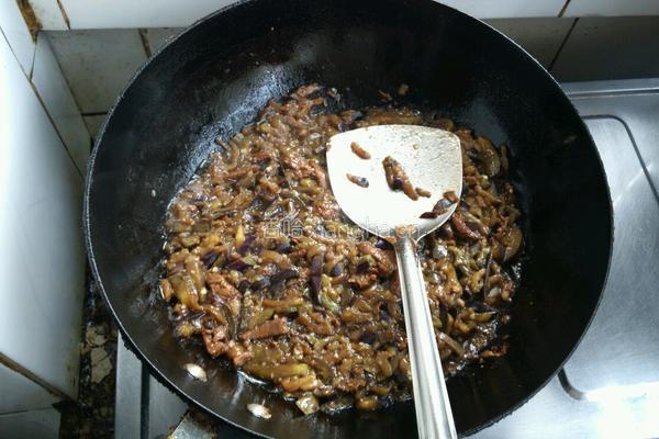 茄条菜椒条炒肉的做法图解2