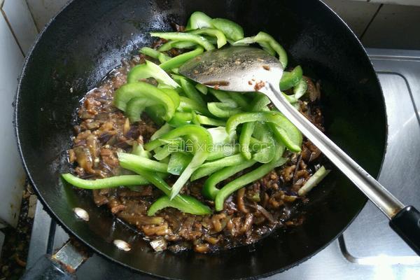茄条菜椒条炒肉的做法图解3