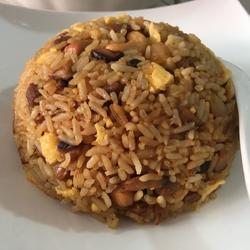 海鲜坚果蛋炒饭的做法[图]