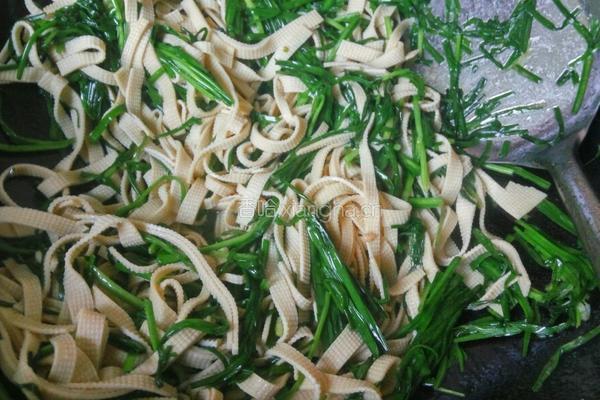 韭菜炒豆腐皮的做法图解4