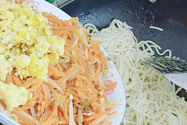 胡萝卜豆芽炒面的做法图解6