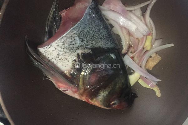 鱼头炖豆饼的做法图解11