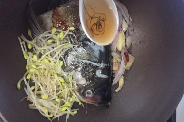 鱼头炖豆饼的做法图解16