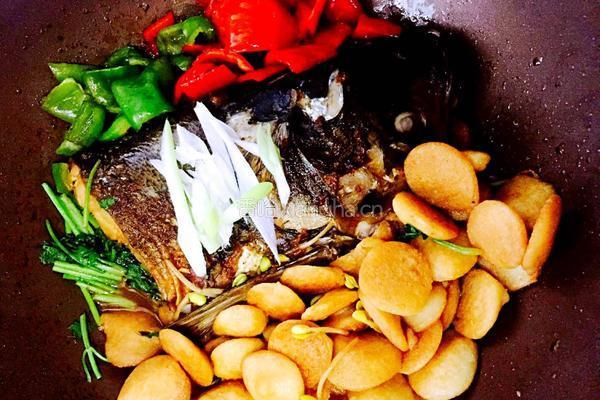 鱼头炖豆饼的做法图解20