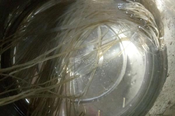 川味炸酱酸辣粉的做法图解1