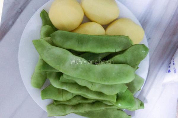 排骨炖豆角土豆的做法图解1