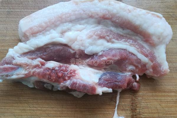 五花肉蒸油豆腐的做法图解1