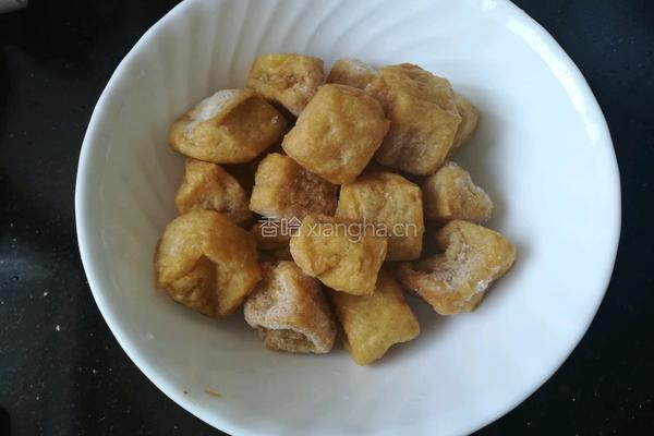 五花肉蒸油豆腐的做法图解2