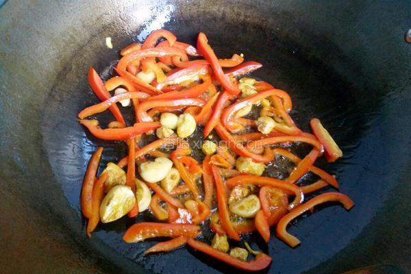 炒野生刷把菌的做法图解7