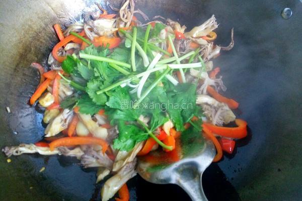 炒野生刷把菌的做法图解9