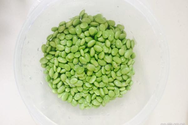 丝瓜炒毛豆的做法图解1