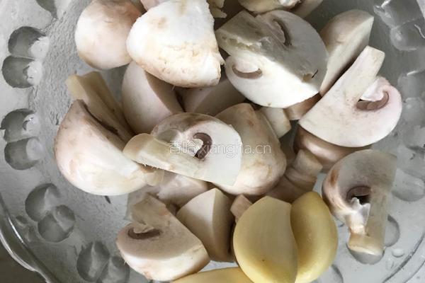 蘑菇炒青菜的做法图解2