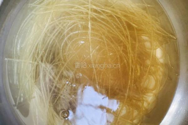 黄豆芽炒粉条的做法图解2