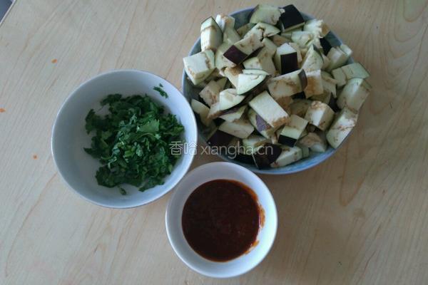 蒜蓉辣酱炒茄子的做法图解1
