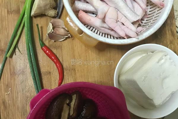 老豆腐顿鸡爪的做法图解1