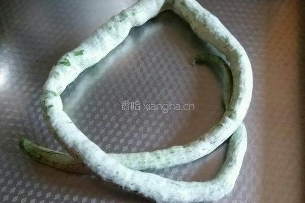 猪肉炒蛇瓜的做法图解1