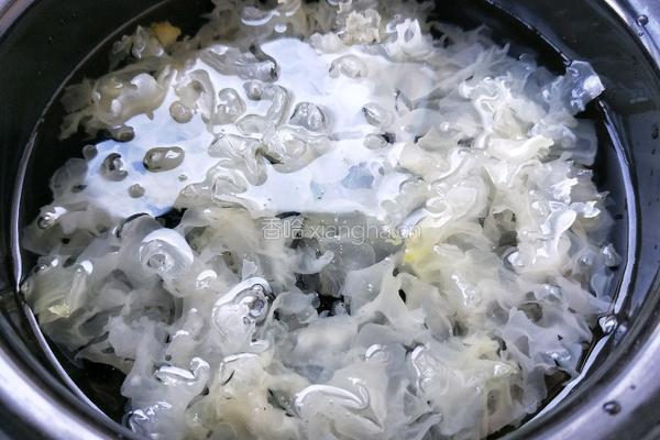 黄桃银耳羹的做法图解4