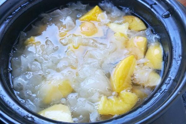 黄桃银耳羹的做法图解7