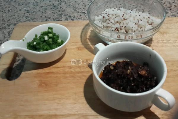 香菇酱炒饭的做法图解1