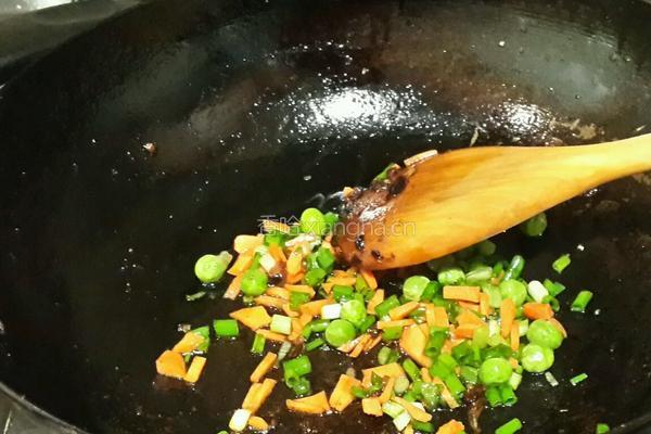 香菇酱炒饭的做法图解2