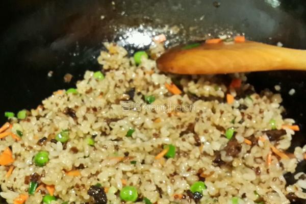 香菇酱炒饭的做法图解4