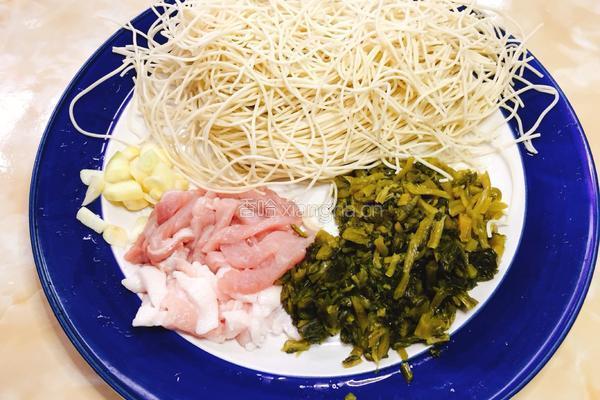 雪菜肉丝炒面的做法图解1