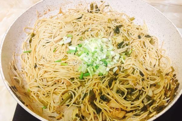 雪菜肉丝炒面的做法图解9