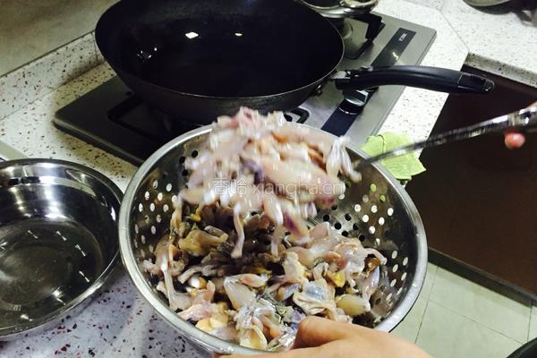 川味田鸡（青蛙）的做法图解1