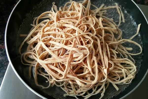 凉拌豆皮丝的做法图解2