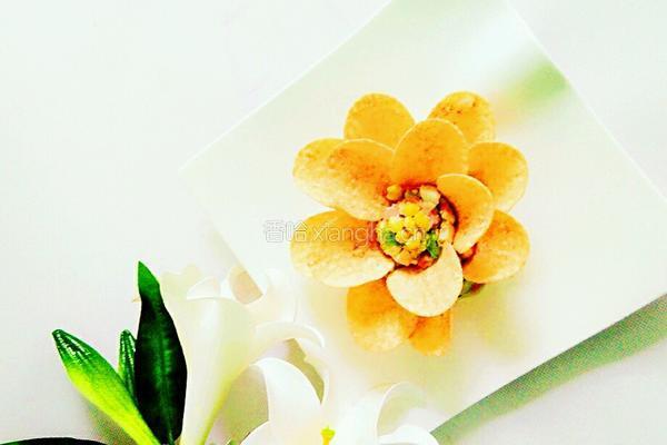 如花朵般盛开的土豆沙拉