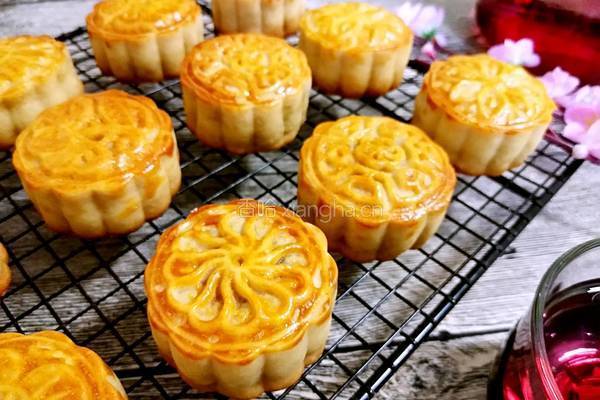 广式月饼(50克莲蓉蛋黄馅)的做法图解1