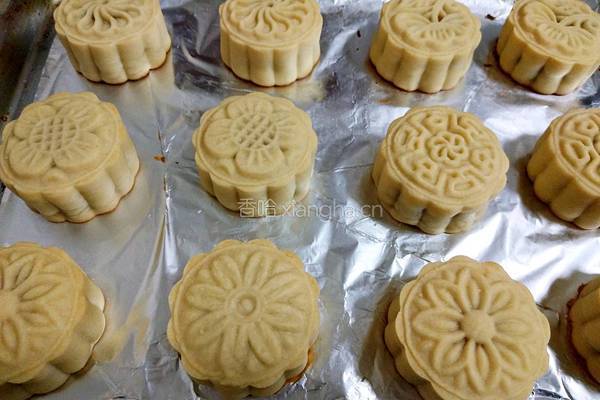 广式月饼(50克莲蓉蛋黄馅)的做法图解31