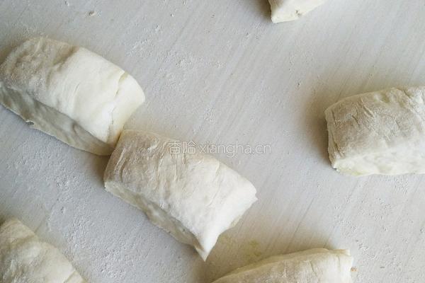 豆沙花卷的做法图解1