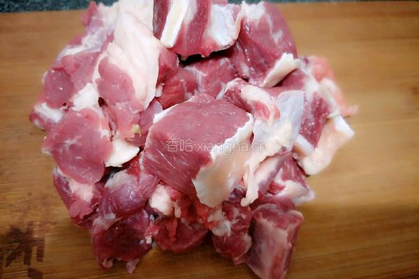 牛肉炖萝卜的做法图解1