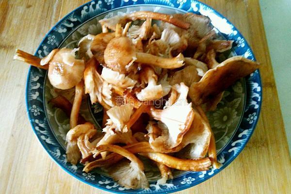 榛蘑炒尖椒肉末的做法图解1