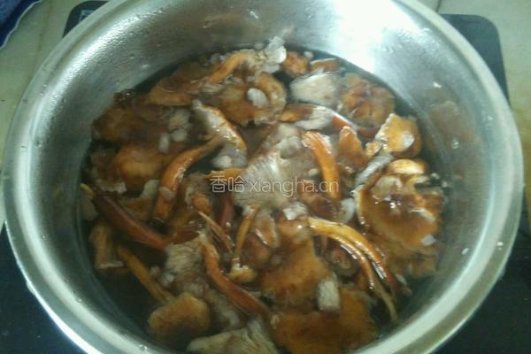 榛蘑炒尖椒肉末的做法图解2