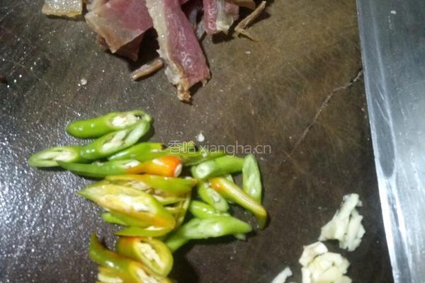 土豆片炒腊肉的做法图解5